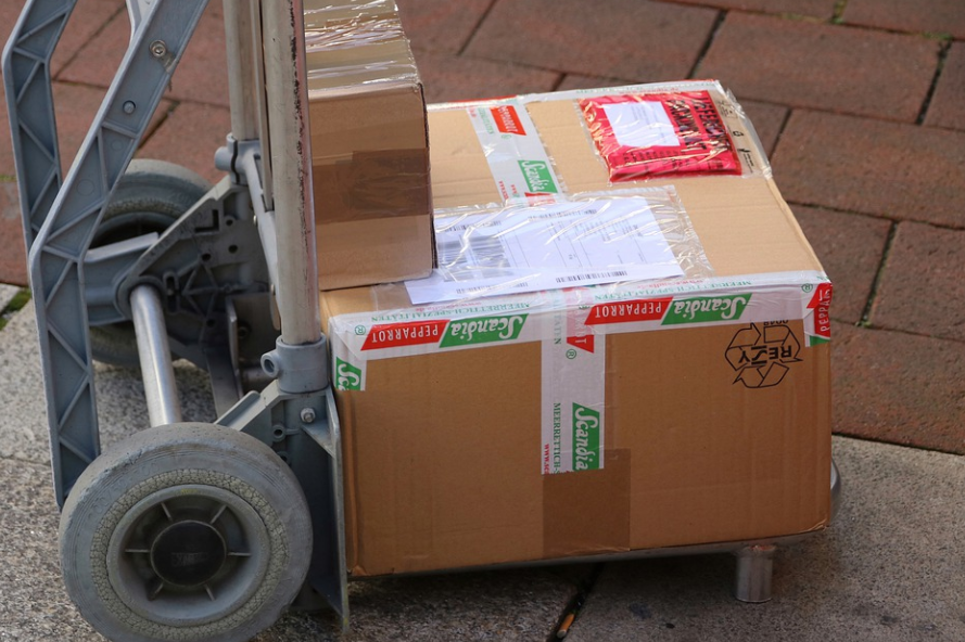 Folia bąbelkowa czy kartonowe pudełko – jak poprawnie zapakować przesyłkę?