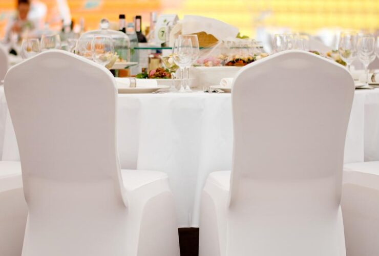 Pokrowce na krzesła – kropka nad i aranżacji wnętrza