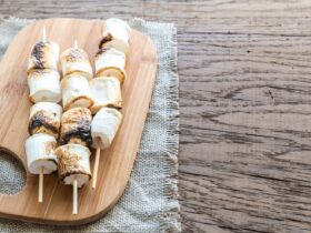 Pianki na grilla i marshmallow – nieodłączny element letnich wieczorów przy ognisku