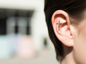 Tatuaż z krzyżem za uchem – znaczenie